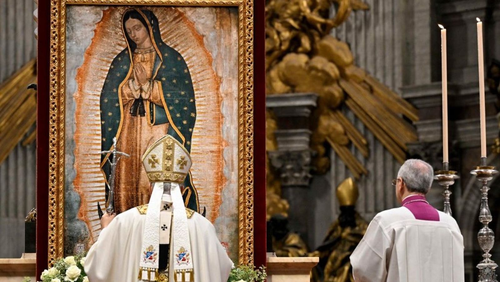 León XIV ante la imagen de Nuestra Señora de Guadalupe en la basílica vaticana el 12 de diciembre de 2025
