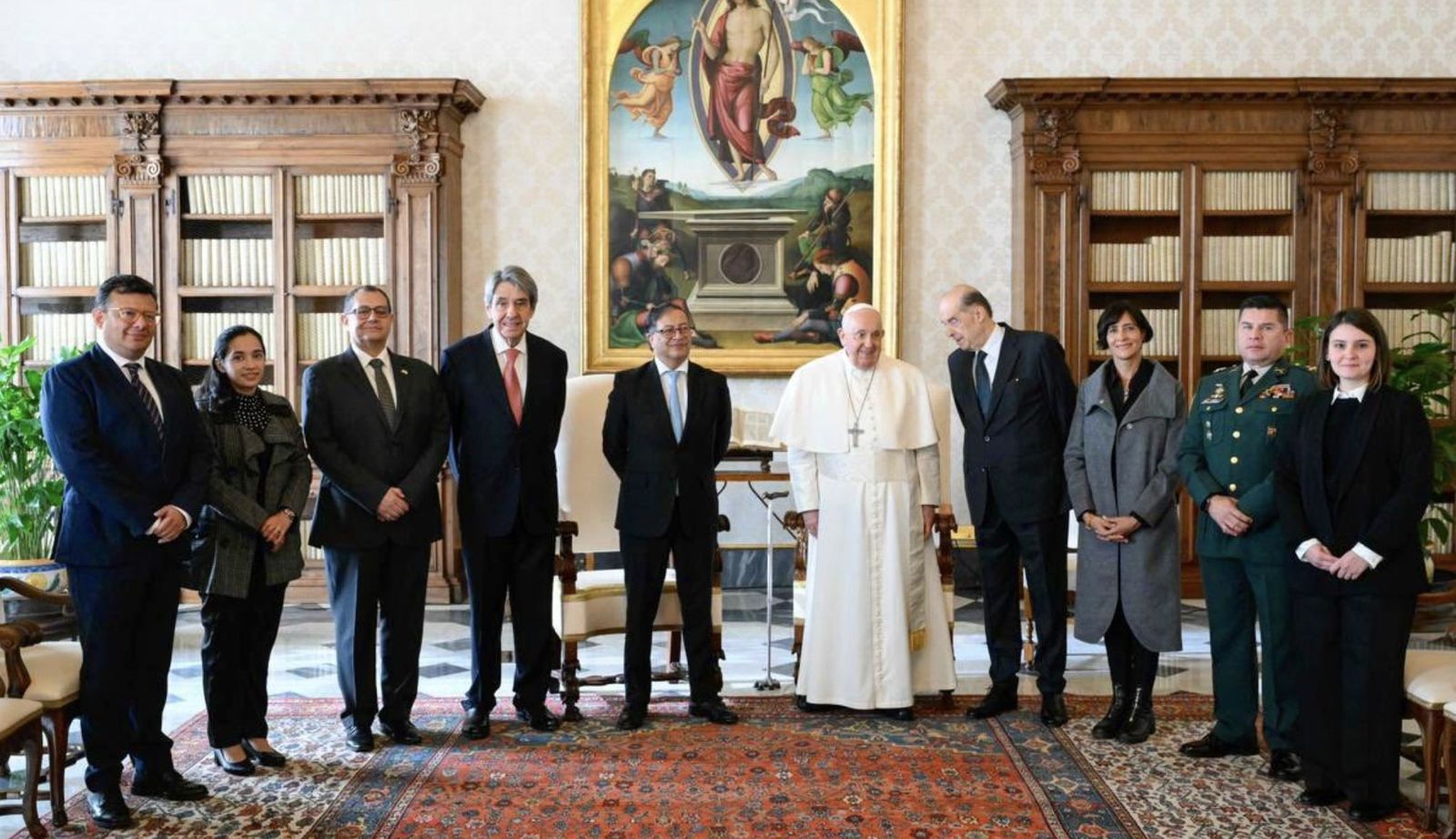 Papa y séquito de Petro