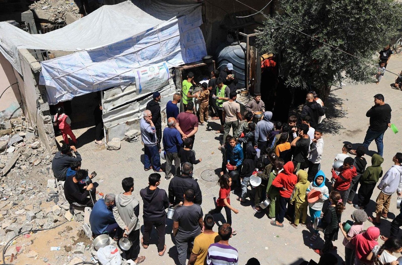 Largas filas para recibir alimentos en la Franja de Gaza