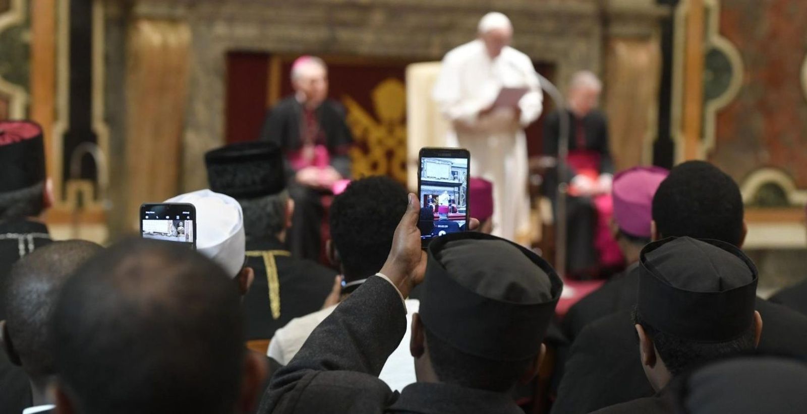 El Papa con el Pontificio Colegio Etíope en la Sala Clementina del Vaticano