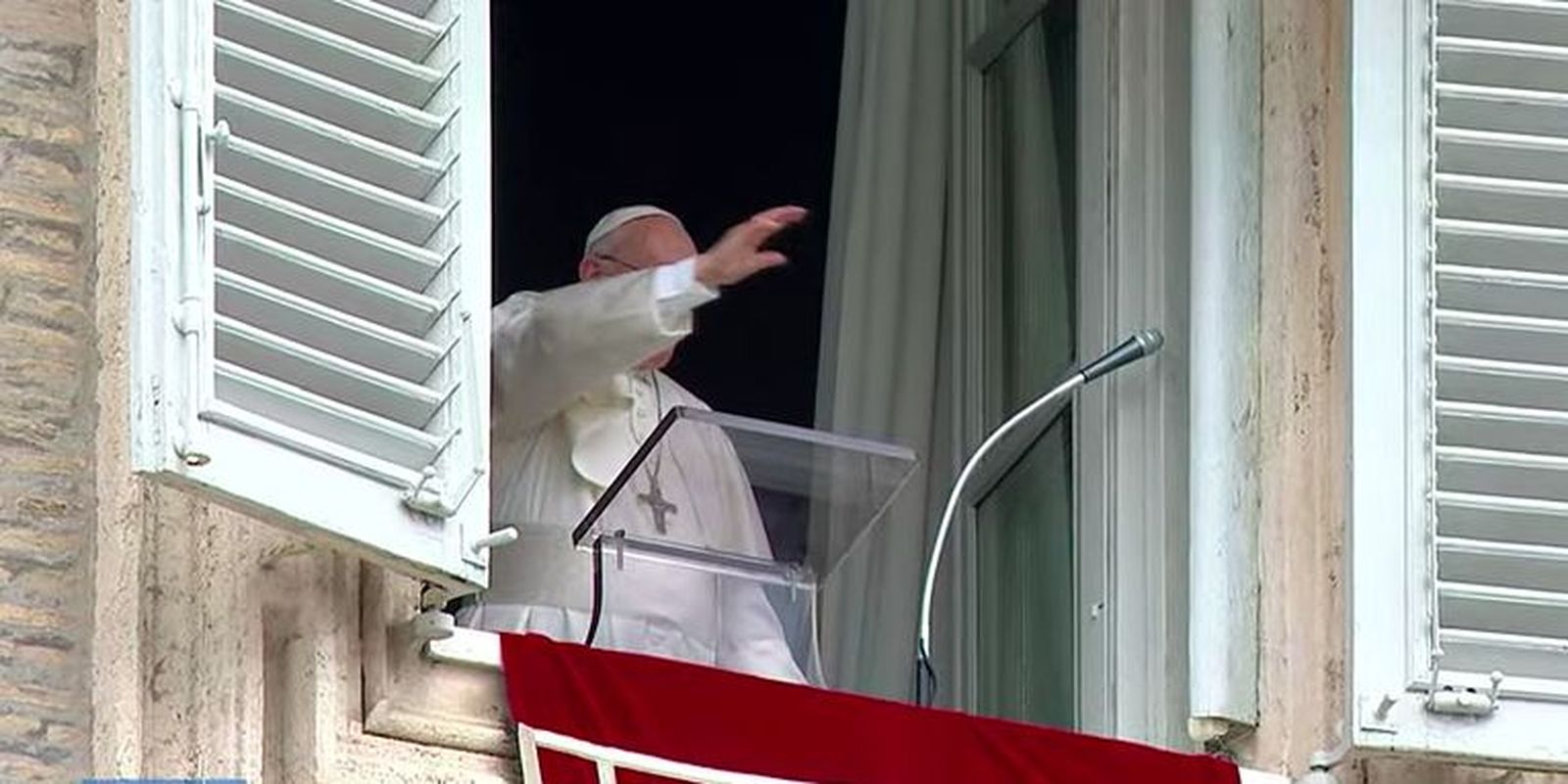 Francisco saluda a los fieles