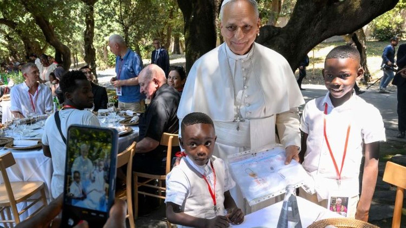 El Papa, con dos chicos en el almuerzo