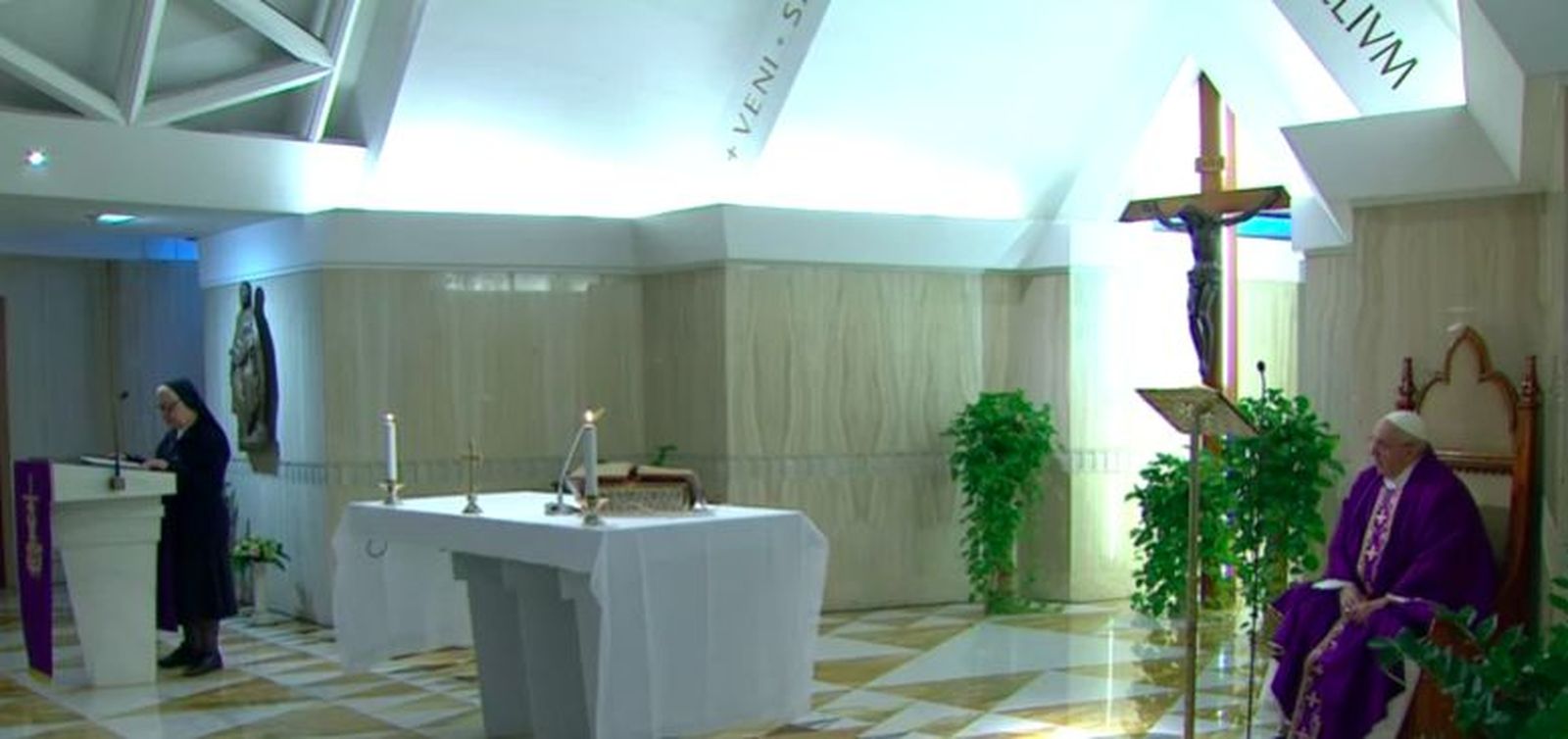 Una religiosa lee la primera lectura en Santa Marta