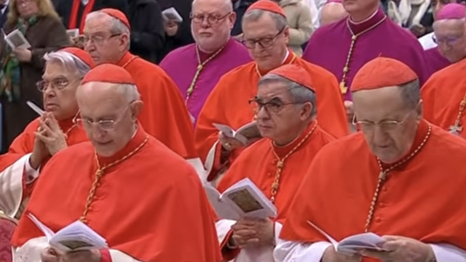 Becciu, en el centro, en segunda fila