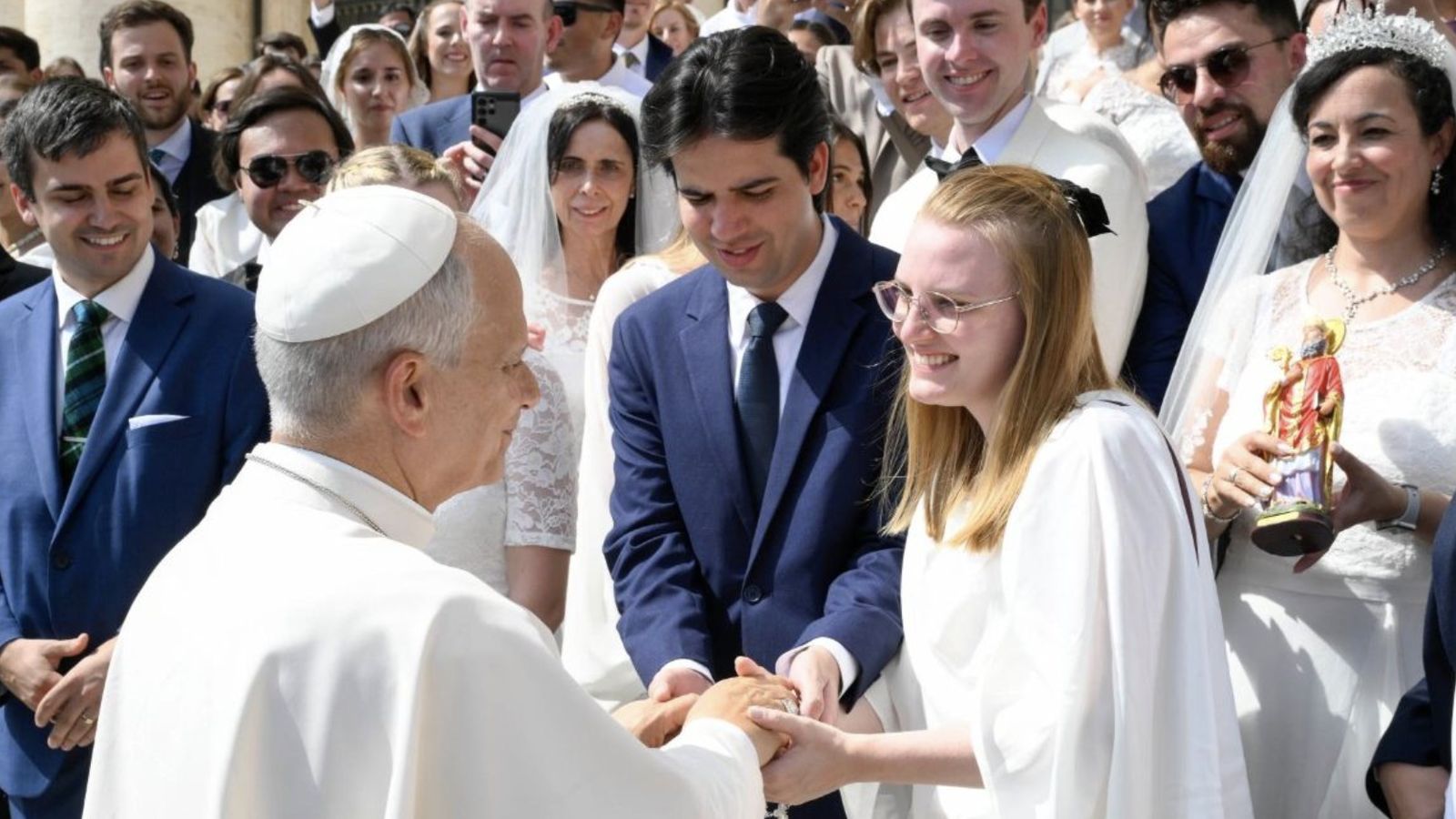 El papa saluda a unos novios