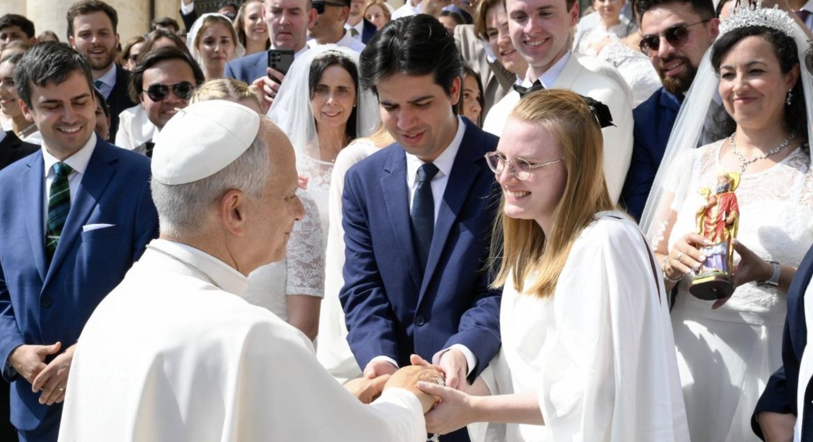 El papa saluda a unos novios