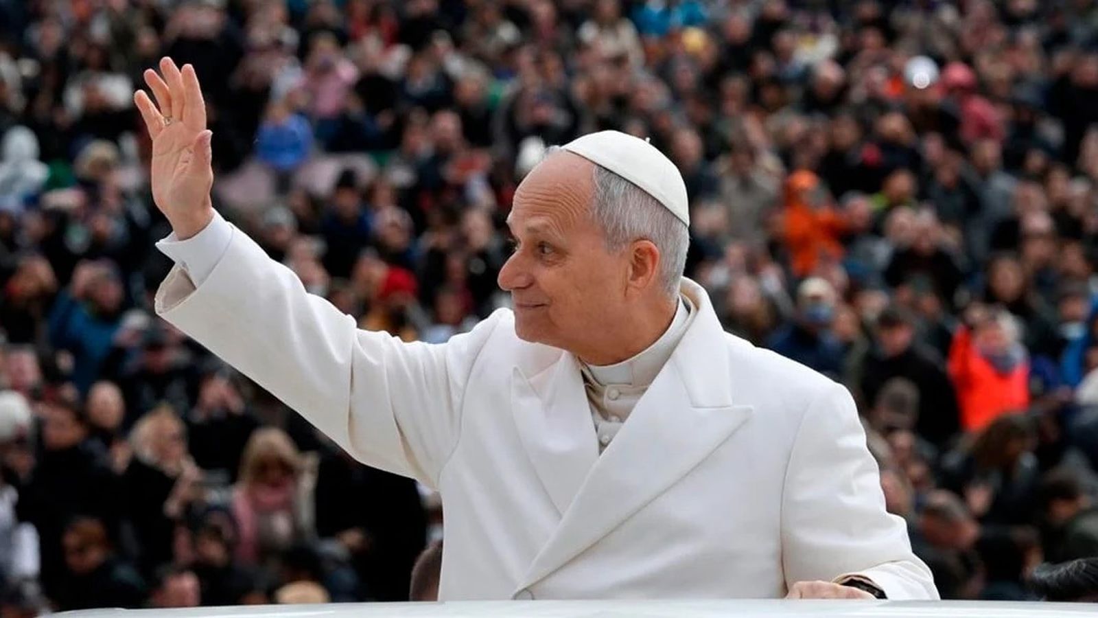 León XVI saludando