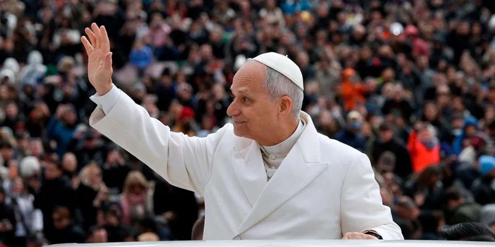 León XVI saludando