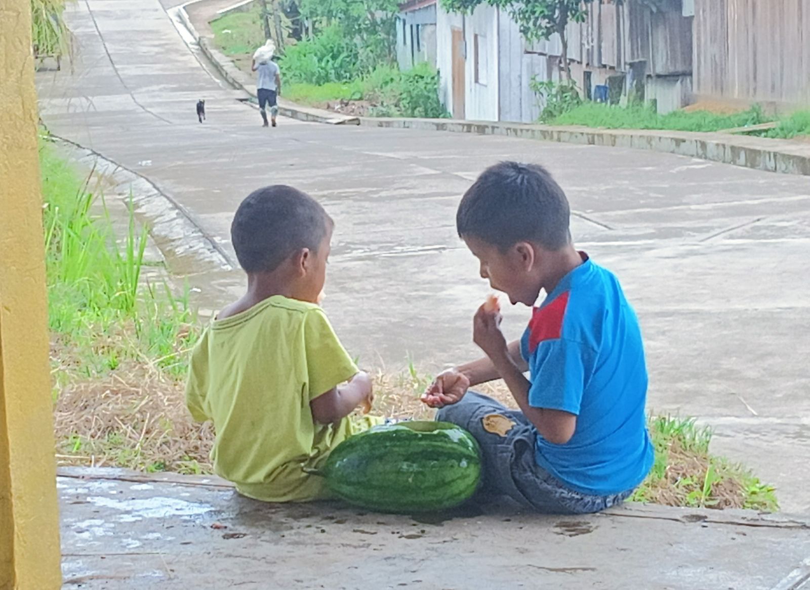 Niños compartiendo sandía
