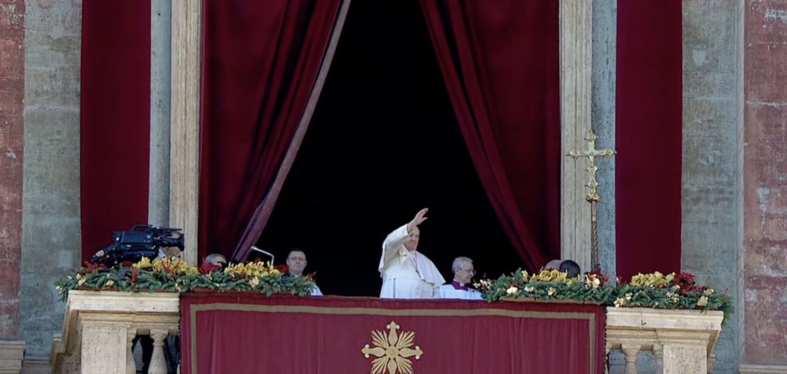 El Papa saluda a los fieles desde el balcón central