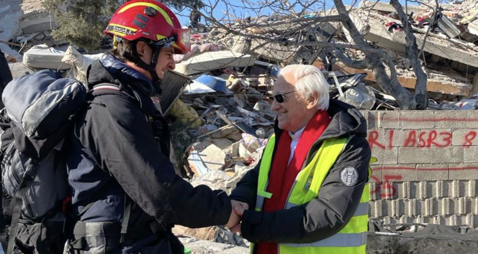 El padre Ángel, con el jefe de la delegación de Bomberos