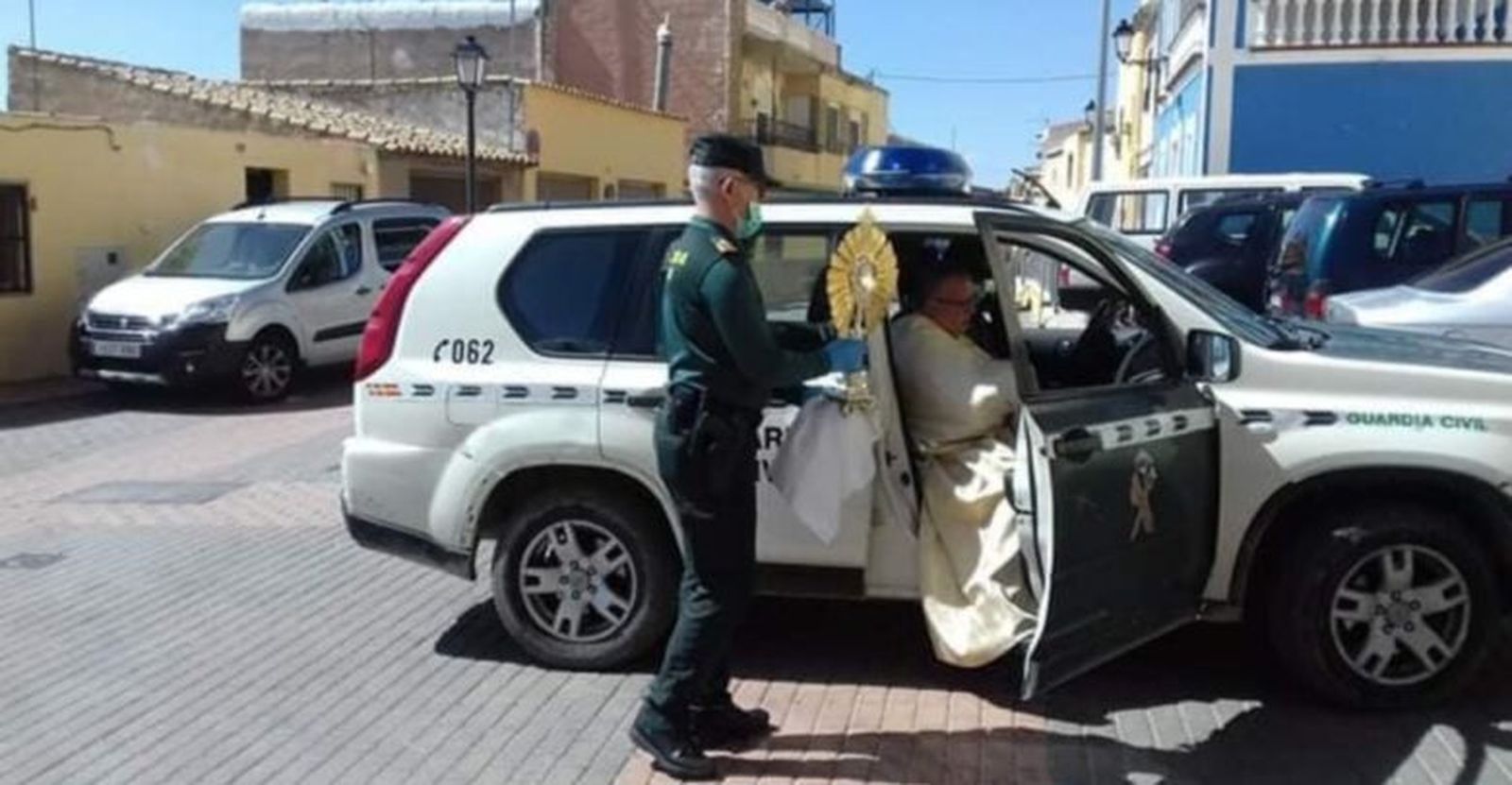 Guardia Civil con el  Santísimo en Sax