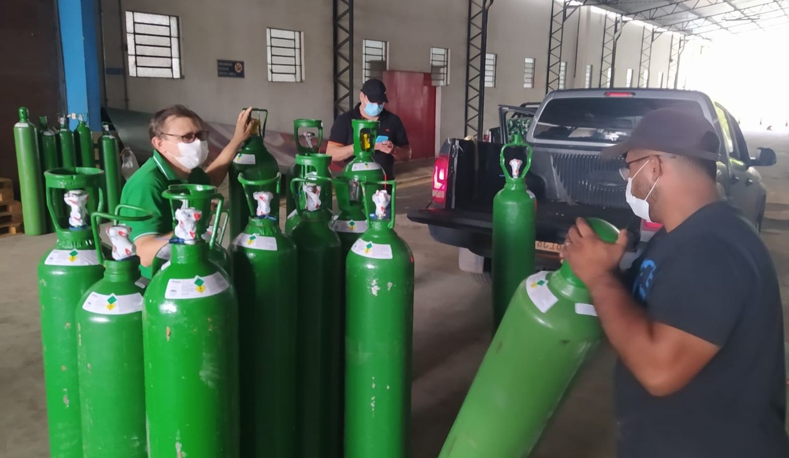 Cilindros de oxígeno para la Amazonía