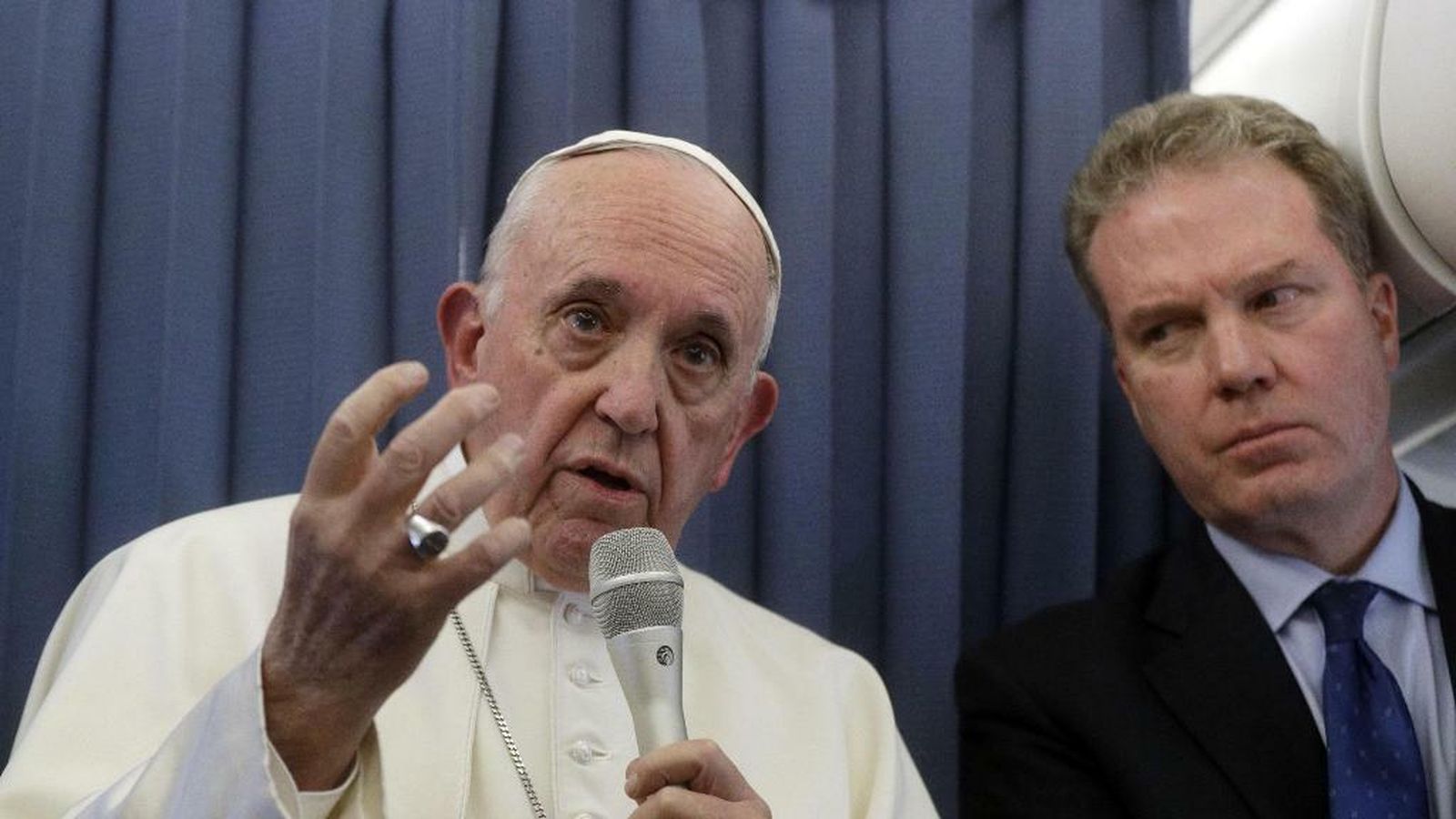 Bergoglio, con Greg Burke
