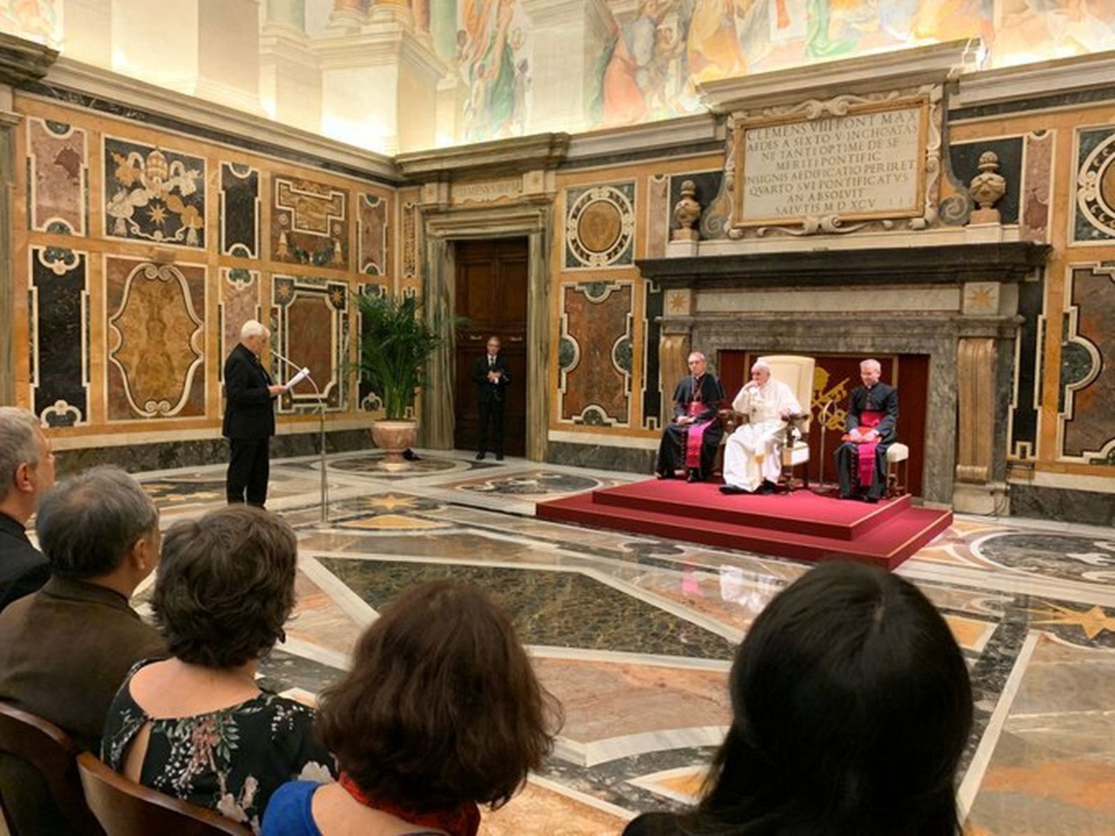 Sosa saluda al Papa durante el encuentro de Francisco con el SJSE