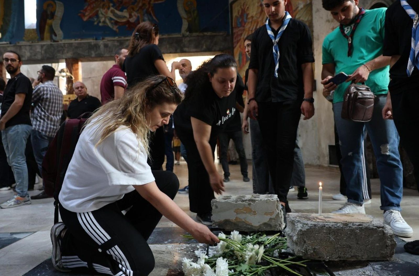 Oración durante una vigilia por las víctimas del ataque suicida en la iglesia de Mar Elias en Siria