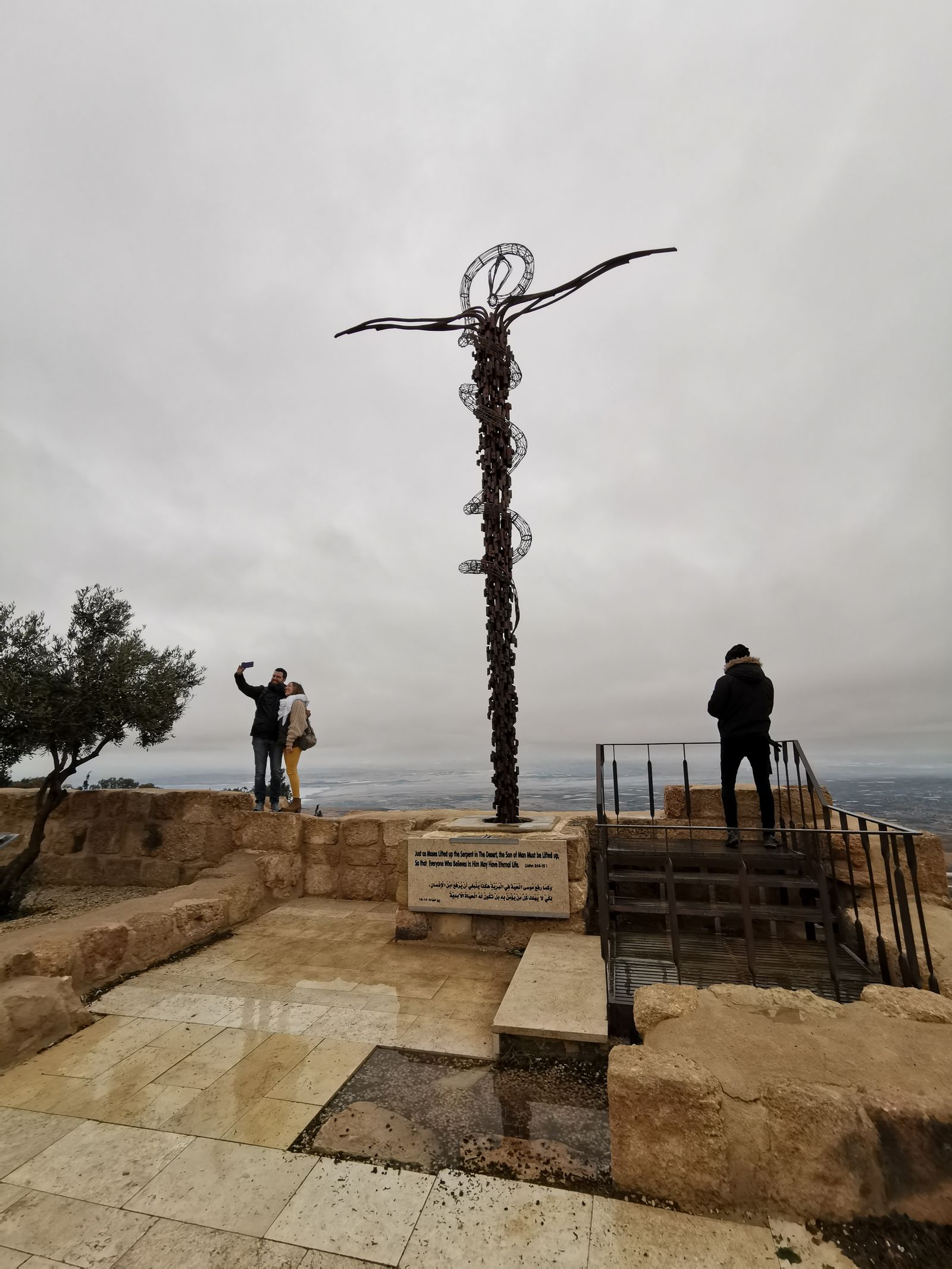 Cruz de hierro que recuerda el paisaje bíblico de Moisés y la serpiente en el monte Nebo