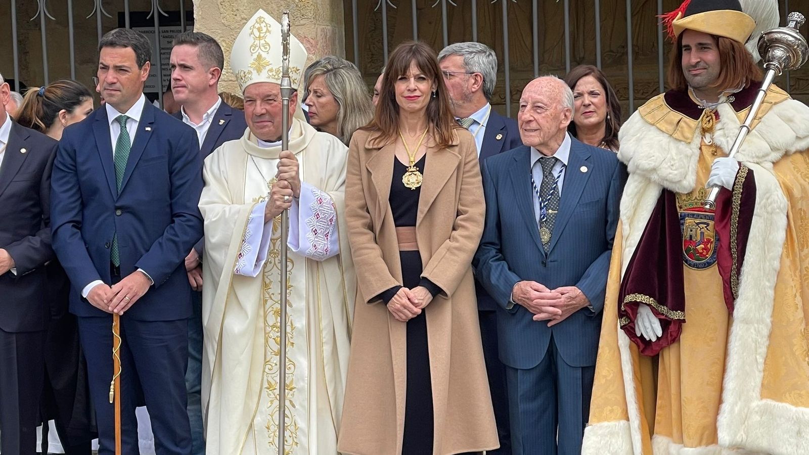 Maider Etxebarria en la calabración de San Prudencio junto al obiospo Elizalde