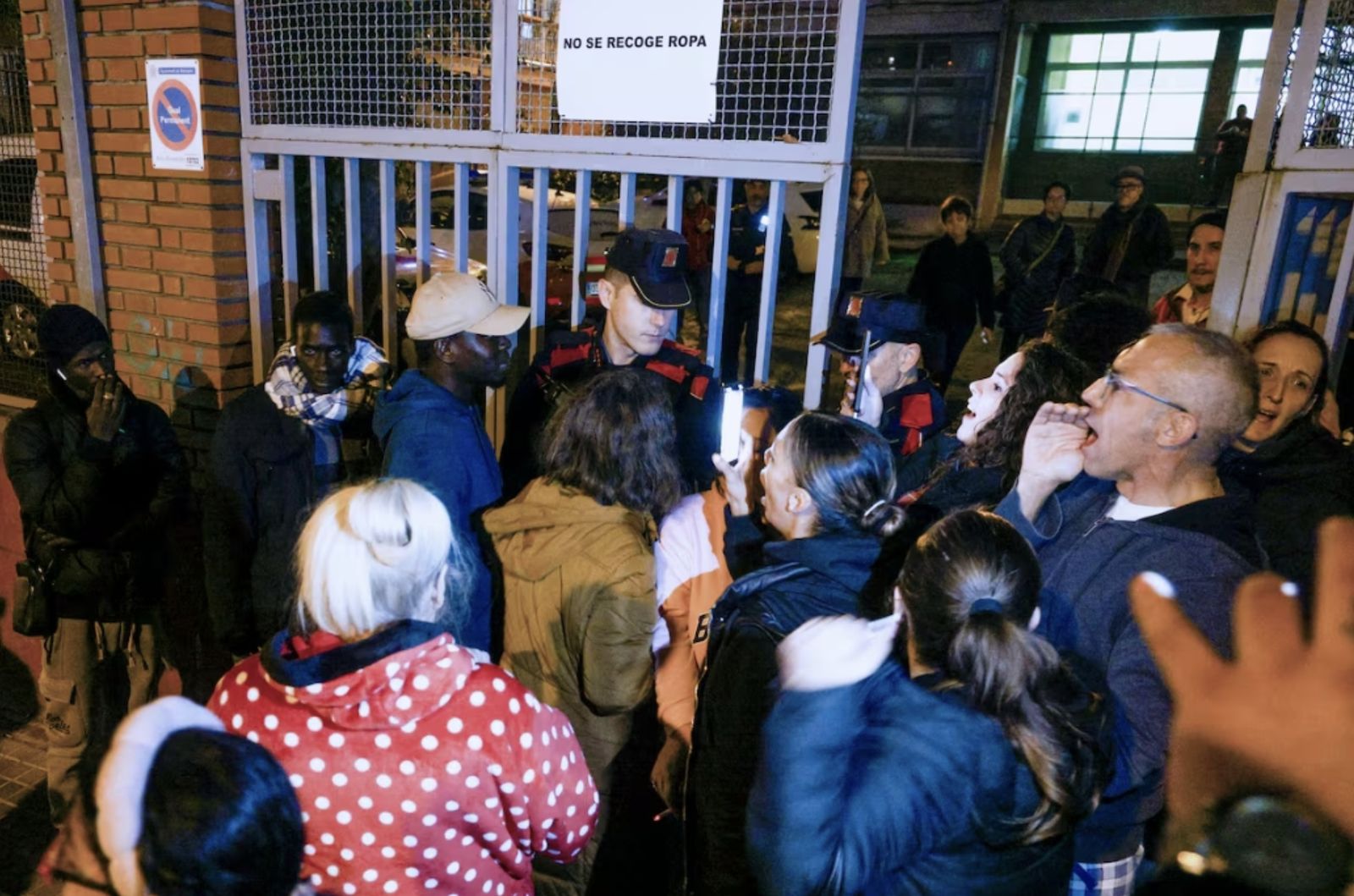 Vecinos a las puertas de la parroquia
