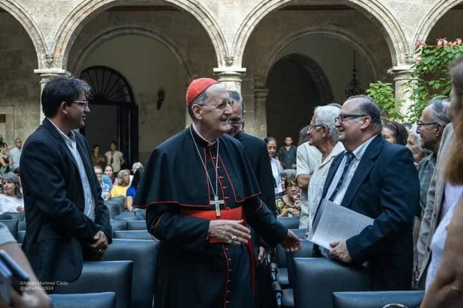 Steella en su encuentro con Intelectuales