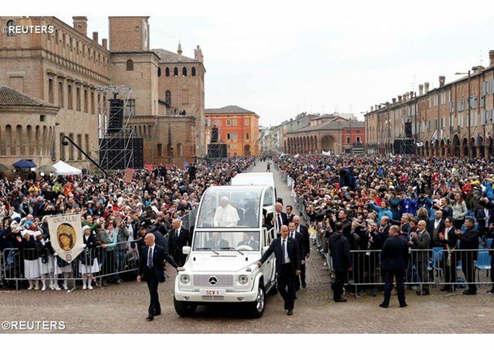 Francisco, en la plaza de los mártires de cArpi