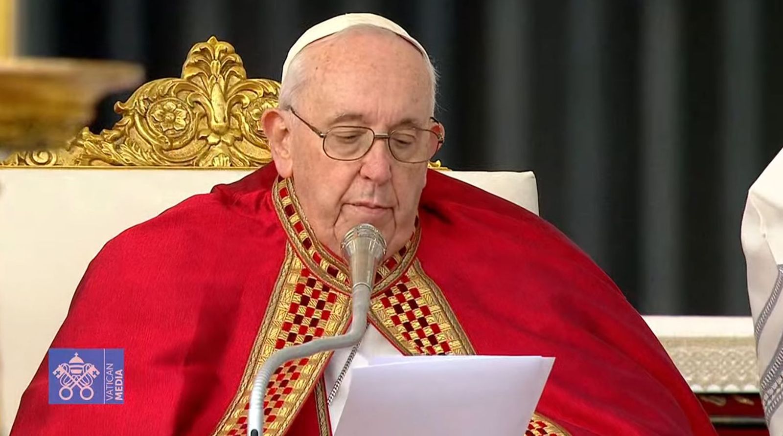 Francisco lee su homilía durante el funeral de Benedicto XVI