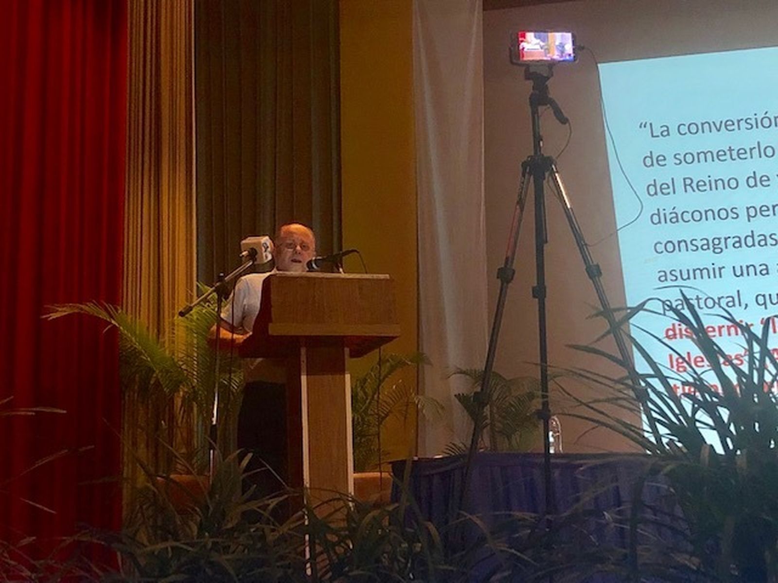 El teólogo chileno, en el congreso en Venezuela