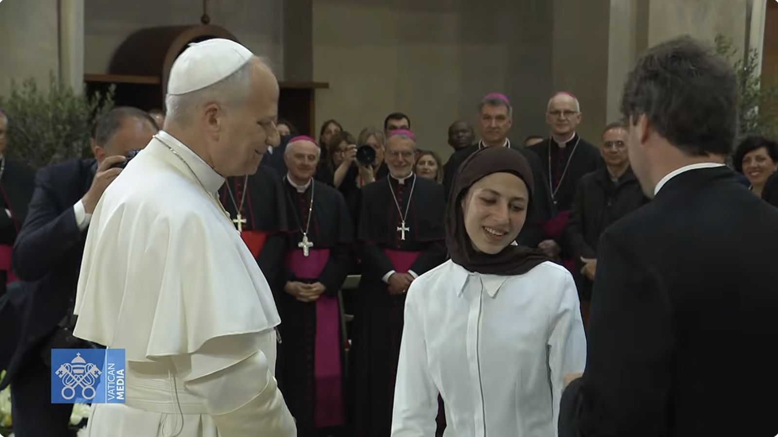 El Papa saluda a una estudiante llegada de Gaza