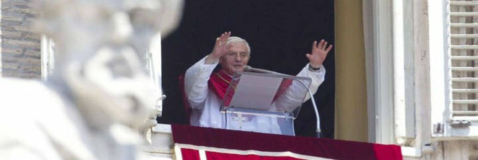 Benedicto saluda desde su ventana