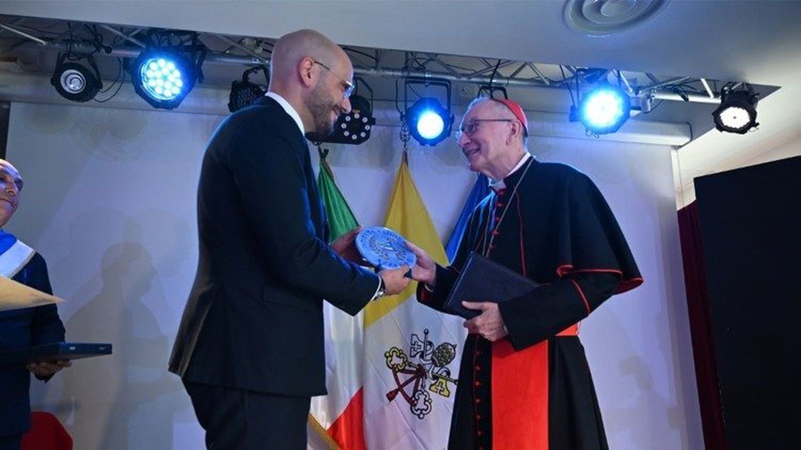 Cardenal Parolin recibe el premio a la Santa Sede