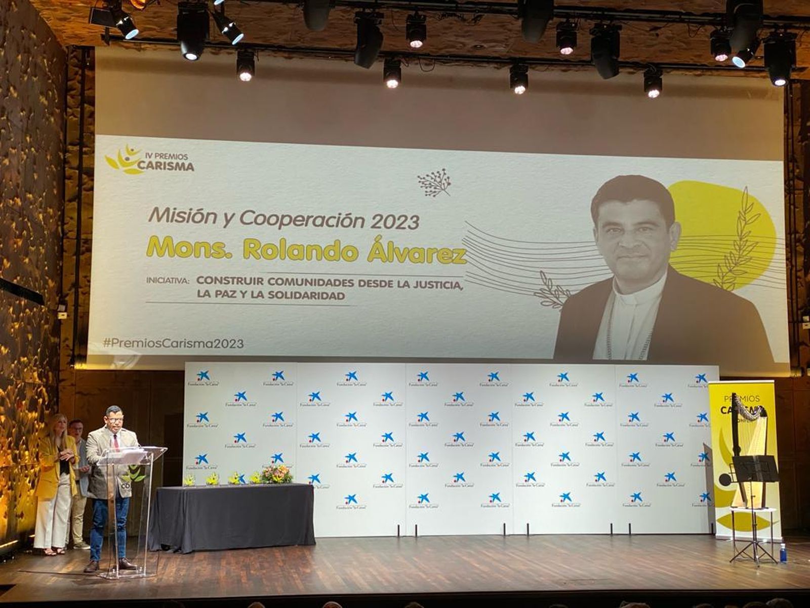 Israel González Espinoza, tras recoger el premio CARISMA en nombre de monseñor Álvarez