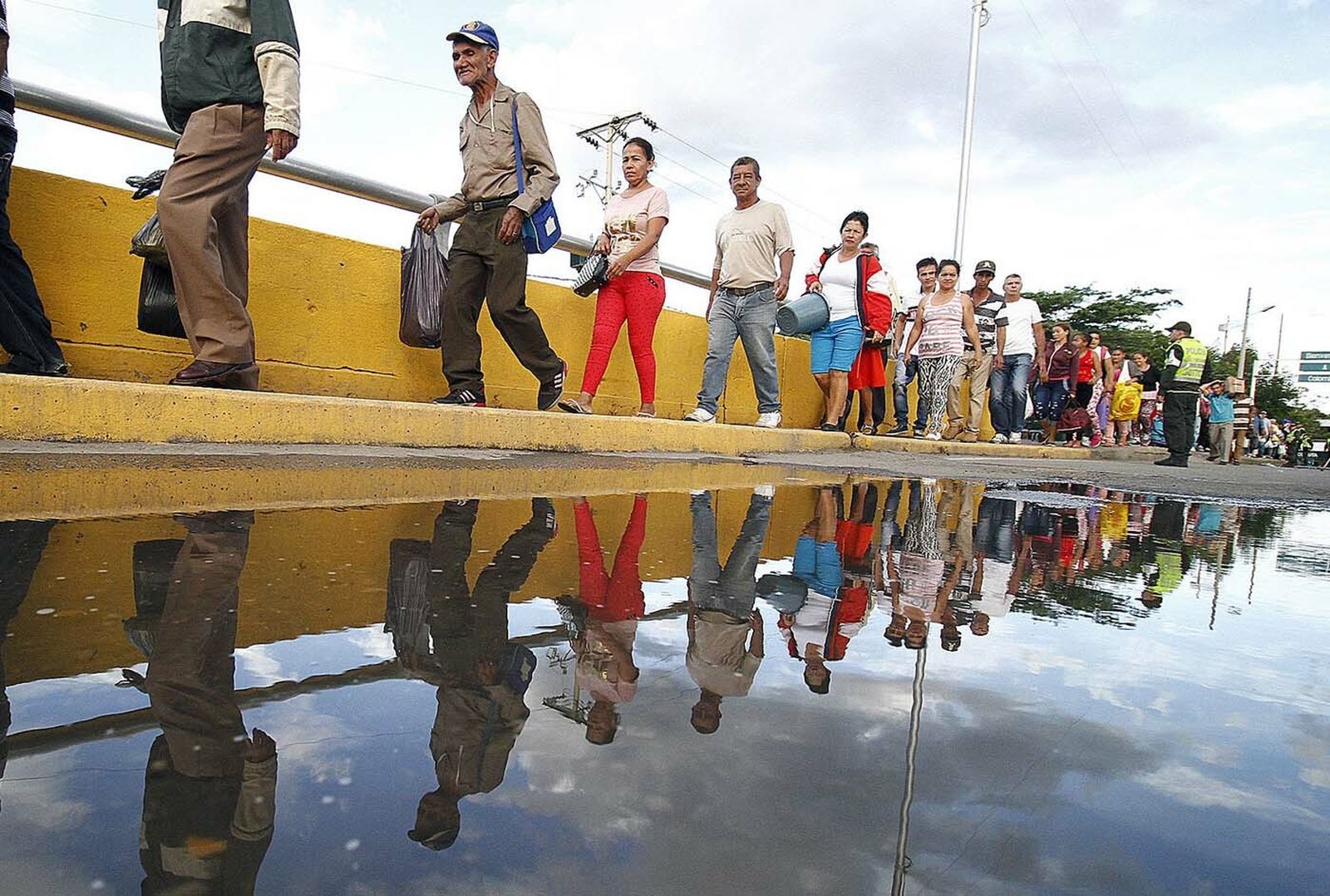 Venezolanos cruzan la frontera con Colombia