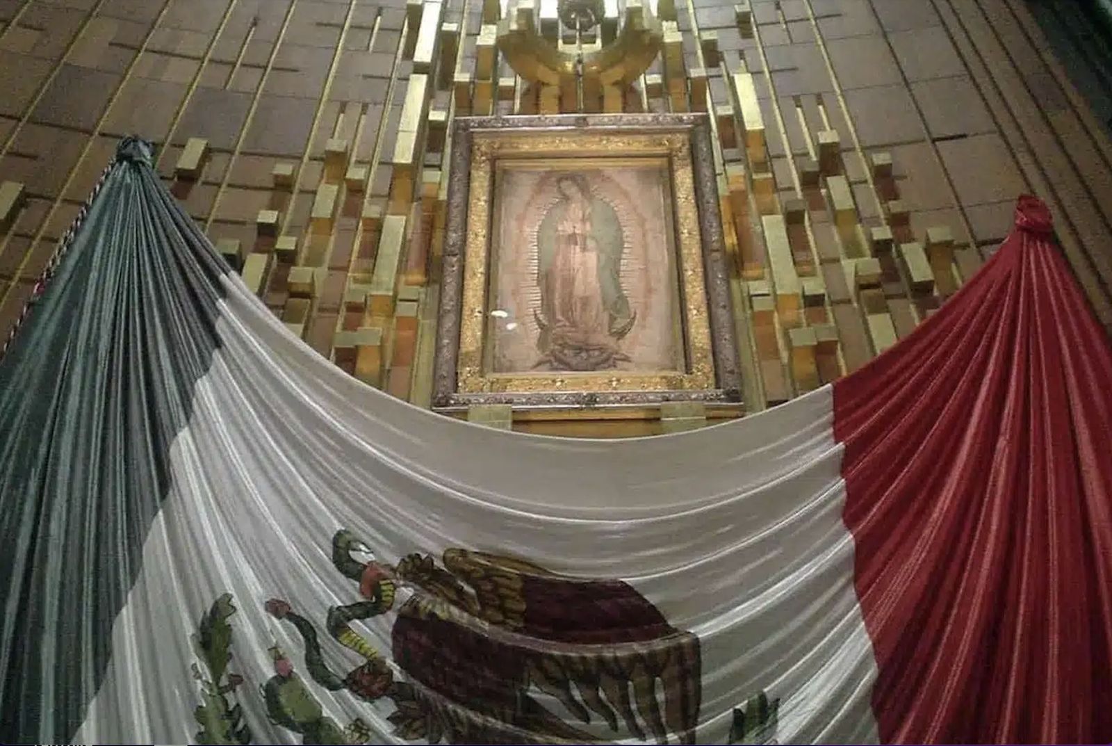 La bandera de México, en la basílica de Guadalupe