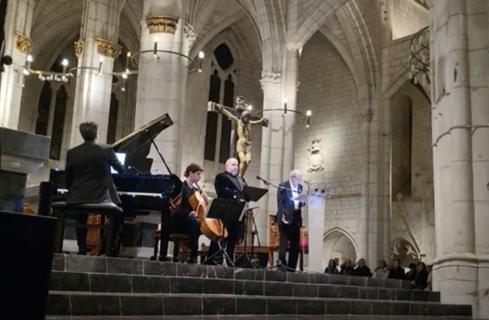 Emilio Gutierrez Caba durante el acto en la catedral de Vitoria