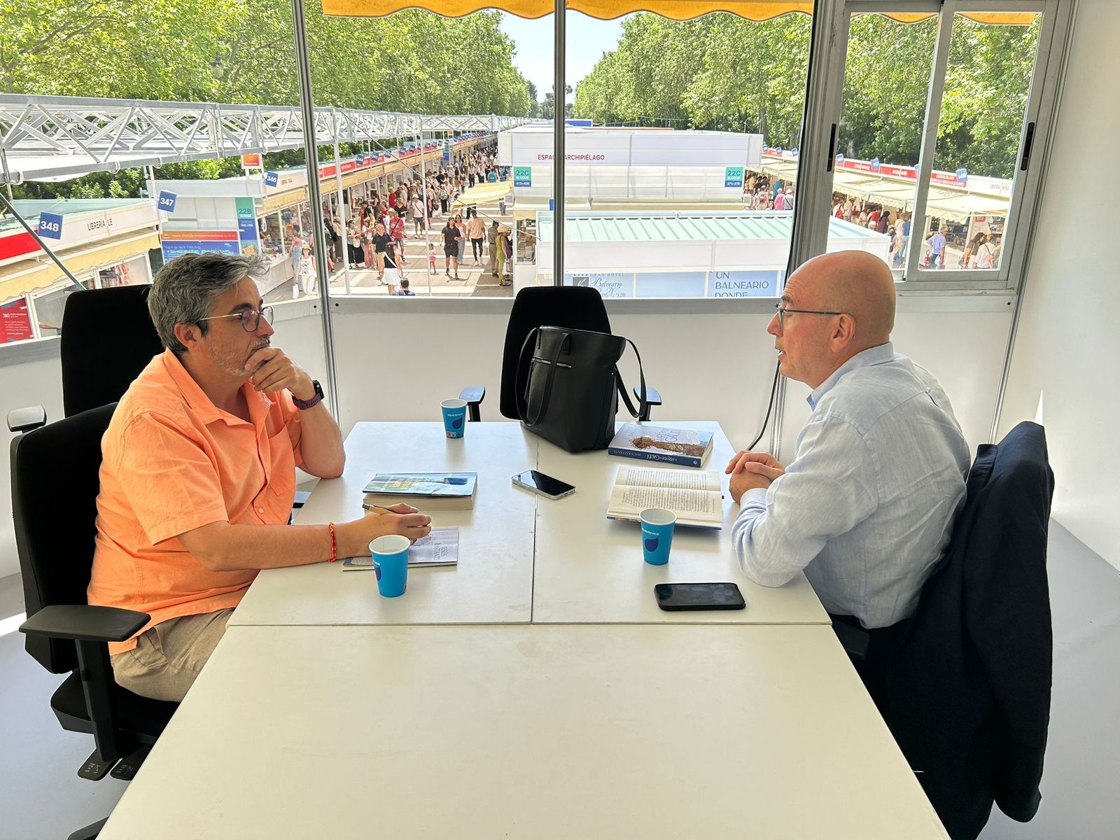 Aldo Cazzullo, en la Feria del Libro, con Jesús Bastante
