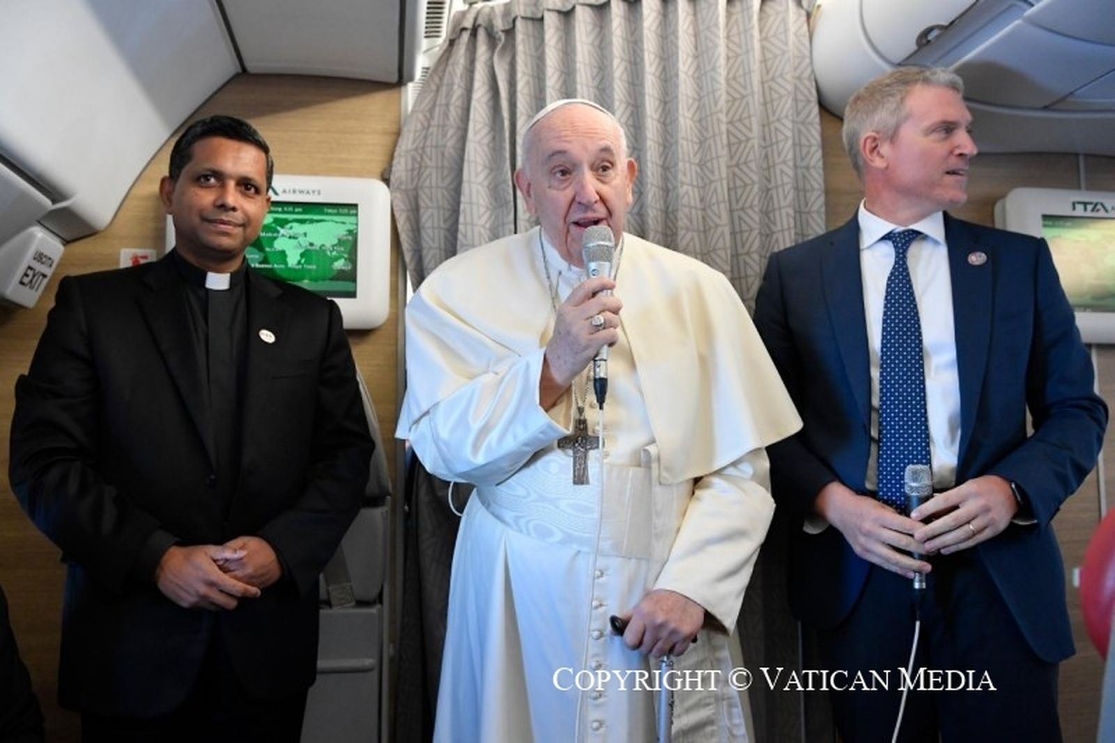 El Papa se dirige a los periodistas durante el vuelo de ida a Canadá