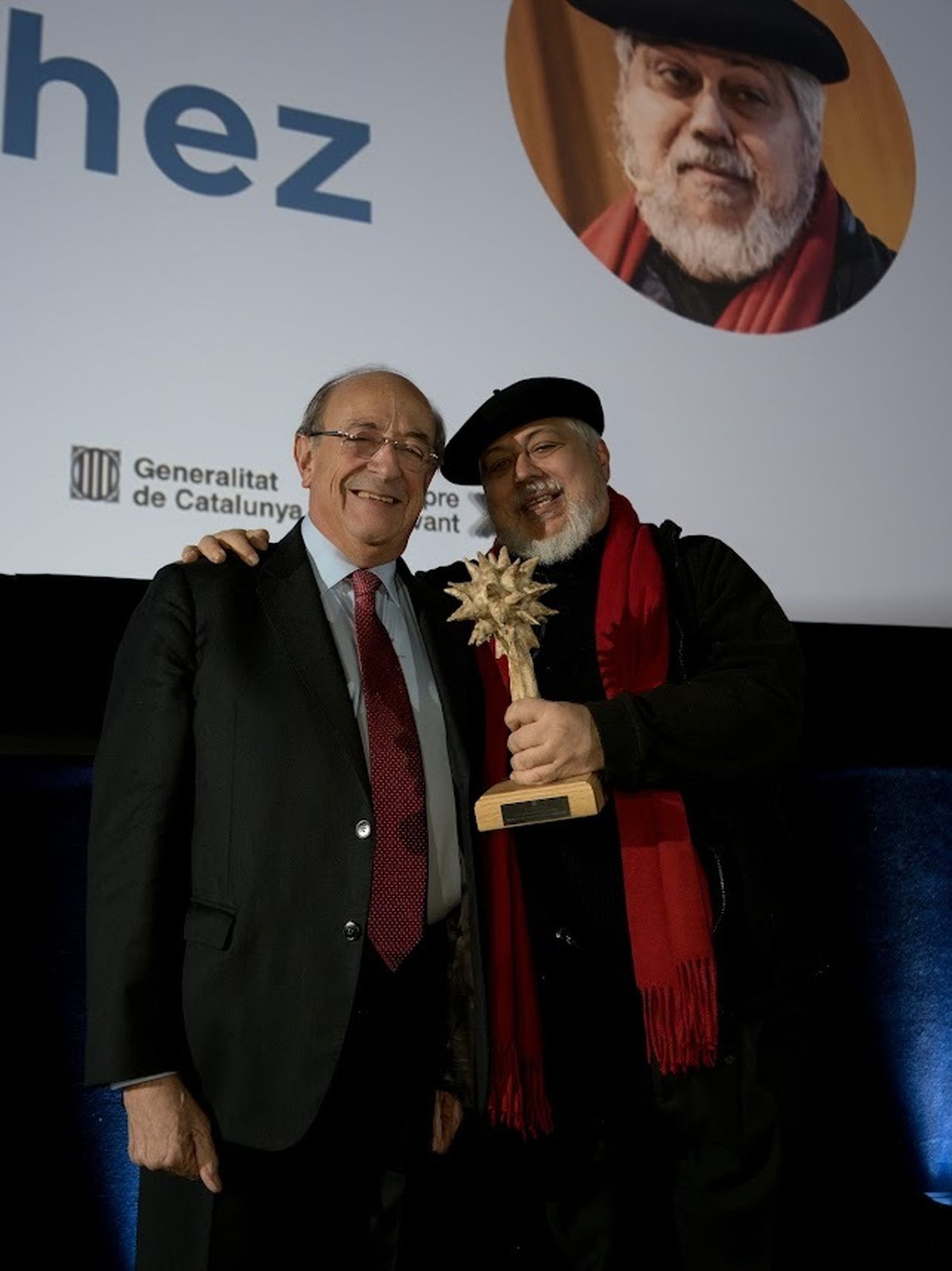 Entrega a  Mn. Peio Sánchez del &º Premio de Cine Espiritul