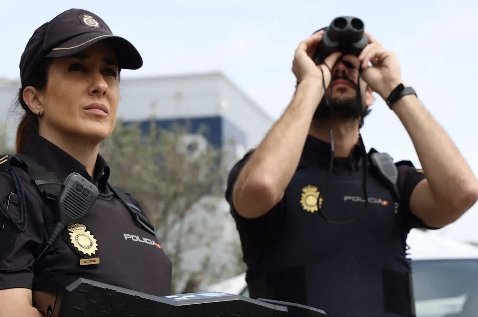 Dos agentes de vigilancia antidrones