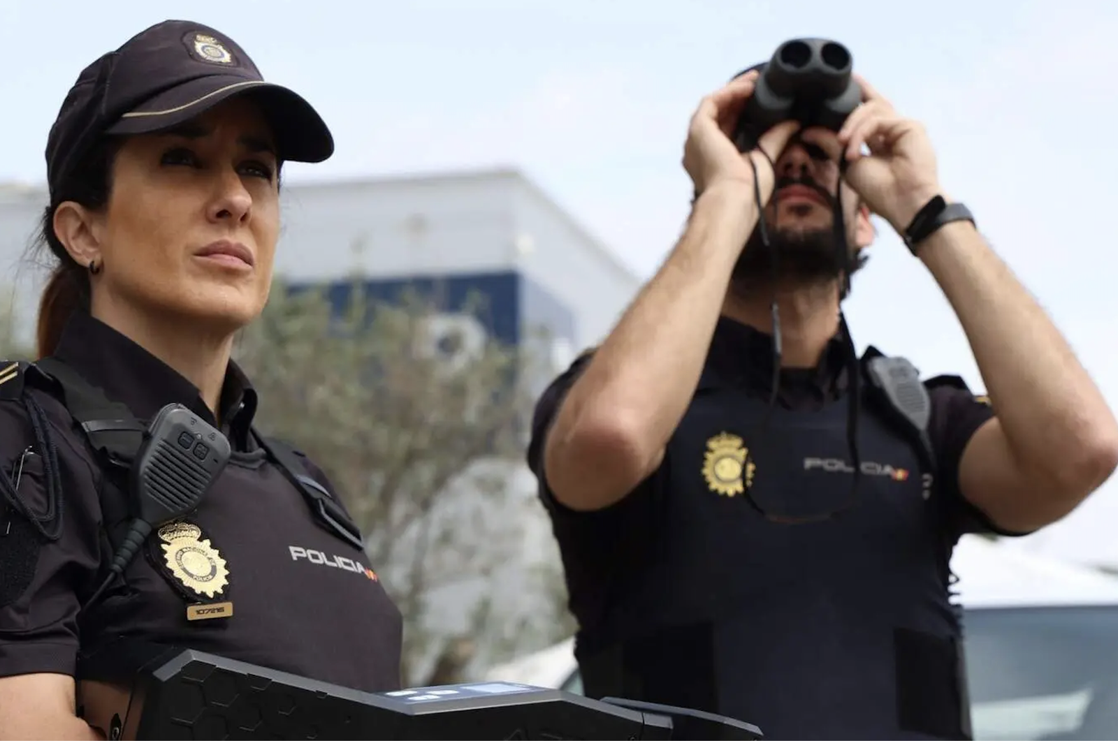 Dos agentes de vigilancia antidrones