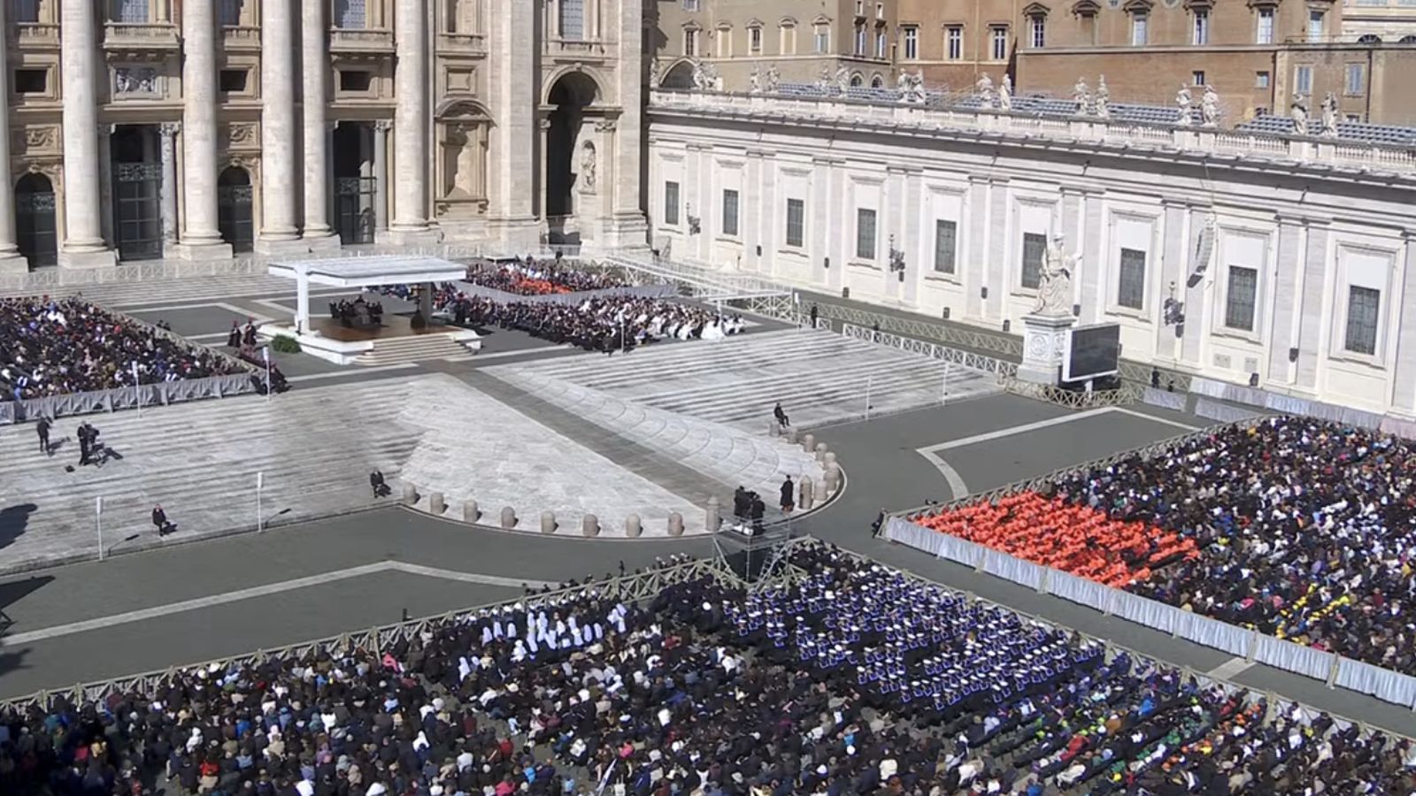 La plaza de San Pedro, llena de fieles en la audiencia general