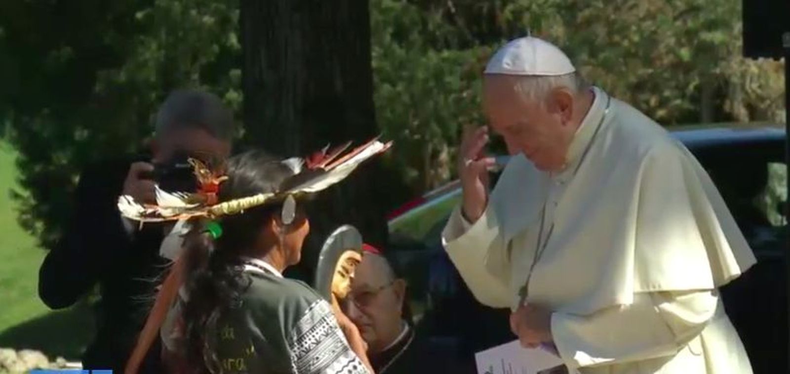 Francisco, rezando con una líder amazónica