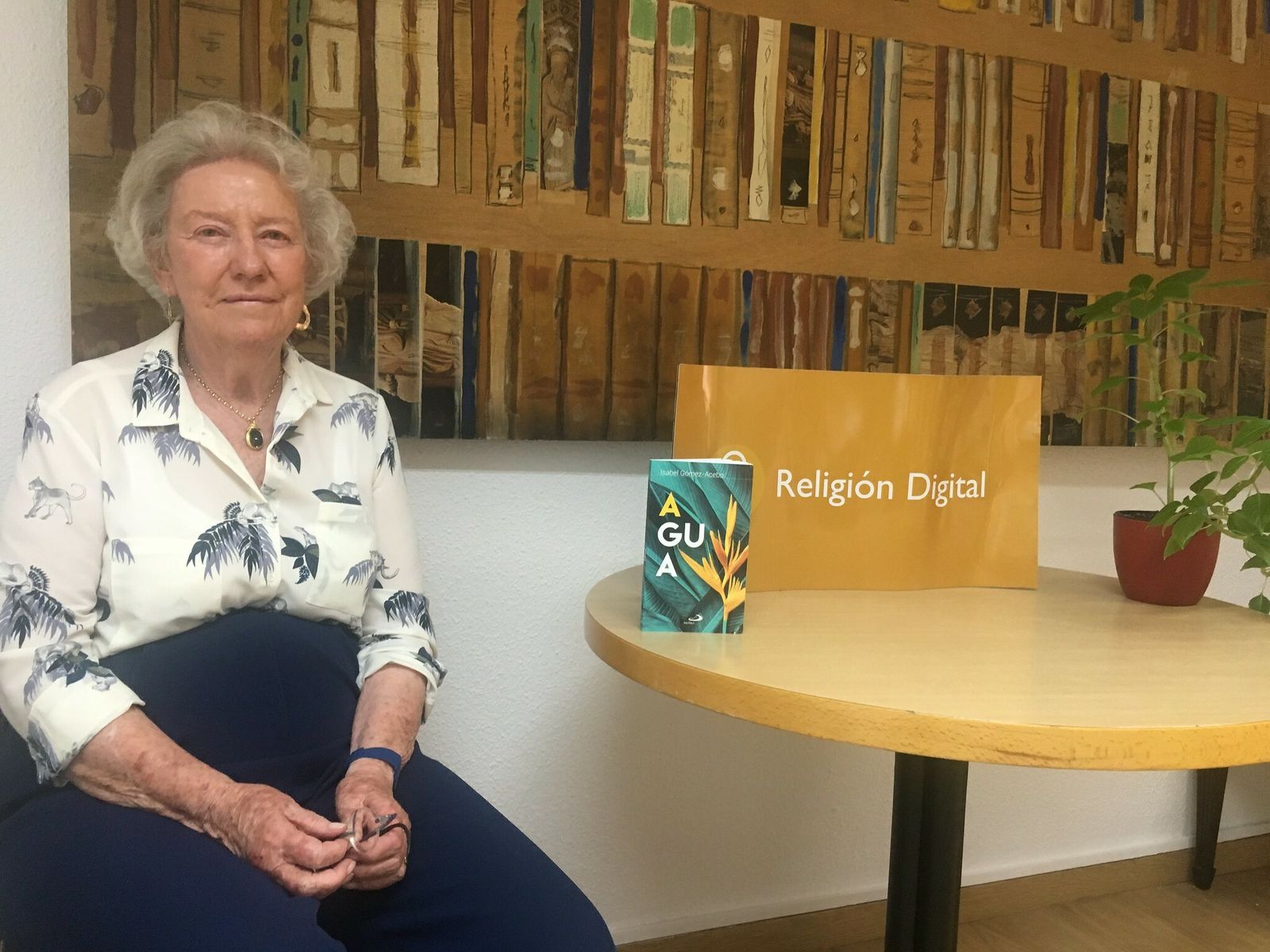 Isabel Gómez Acebo, en la redacción de Religión Digital
