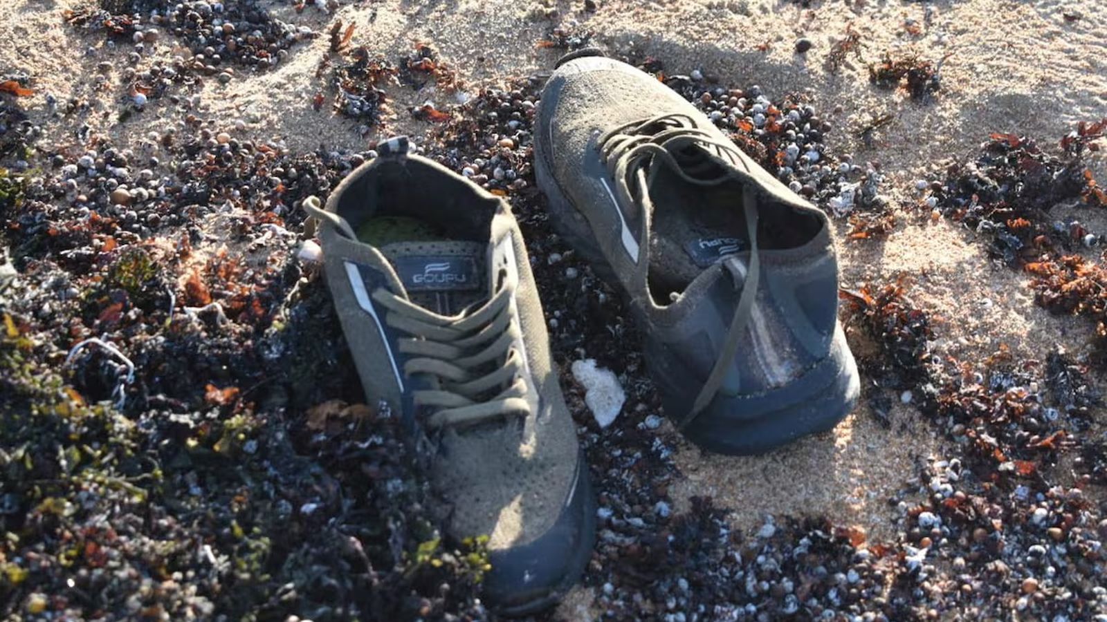 Un par de zapatos de uno de los migrantes de la embarcación siniestrada entre Yibuti y Yemen