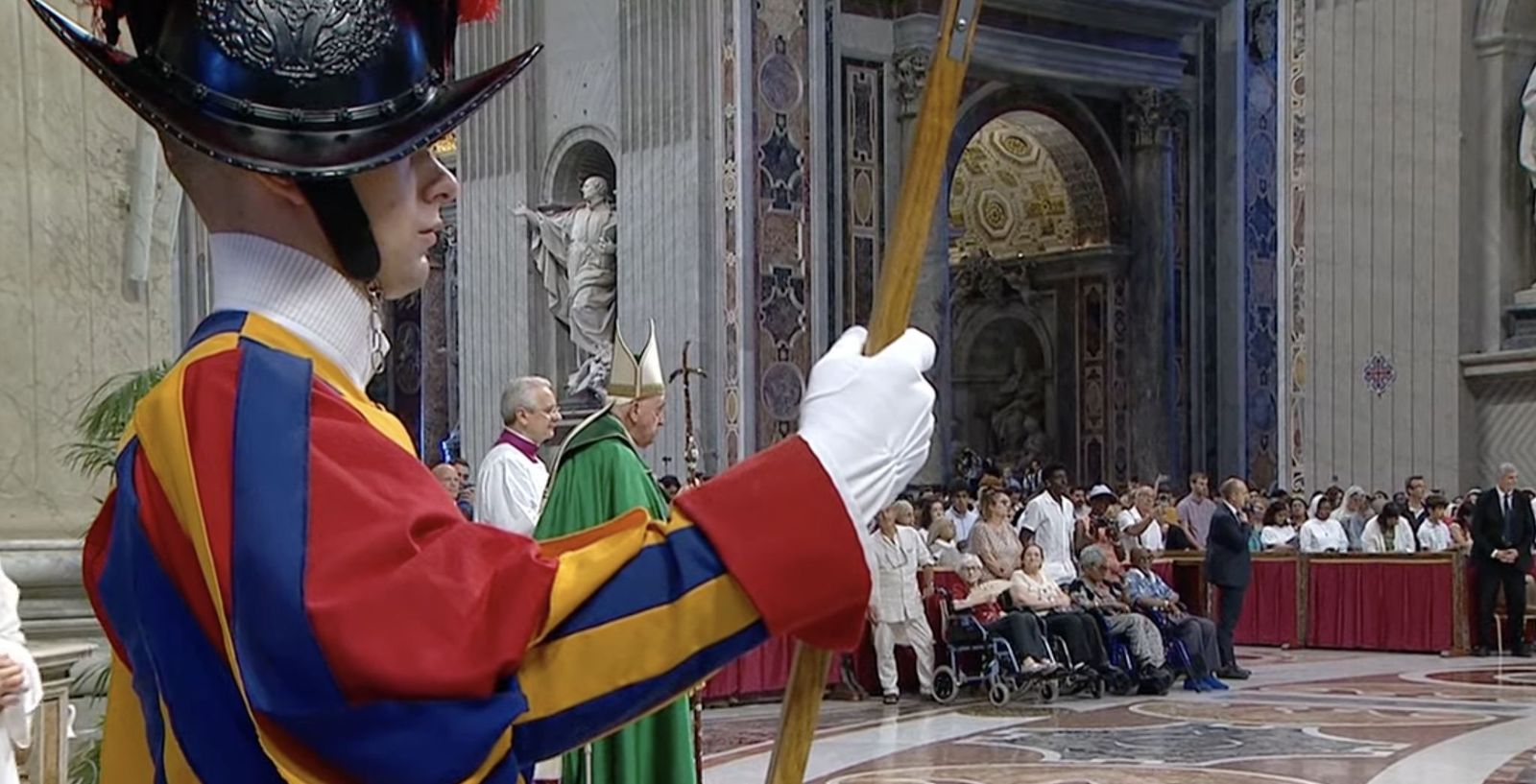 Papa y guardia suizo