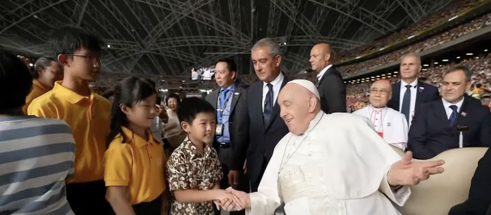 Francisco conversa con varios niños