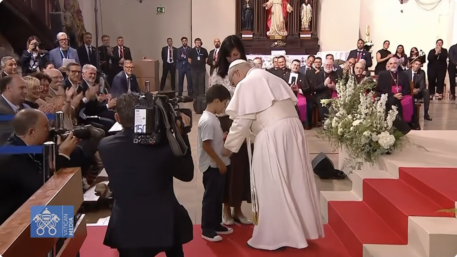 El Papa saluda a Renzo, el niño que le preguntó si quería ser papa de pequeño