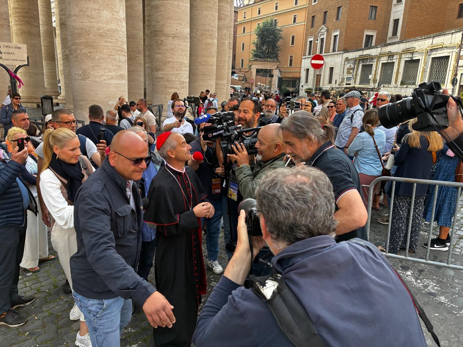 Vesco, atendiendo a la prensa