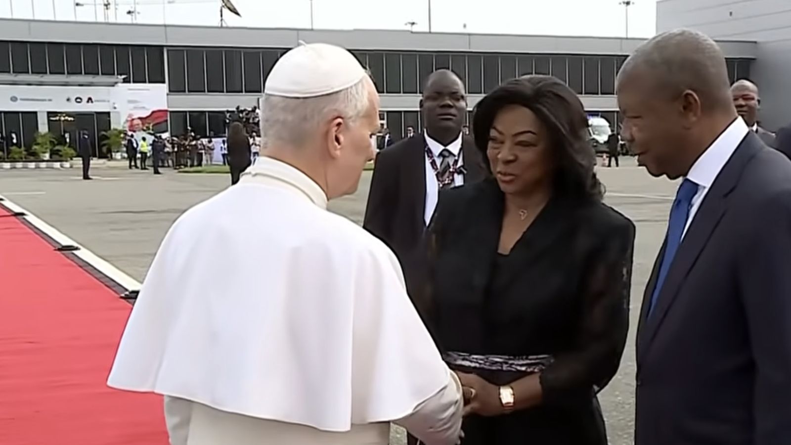 El Papa saluda a la esposa del presidente angoleño