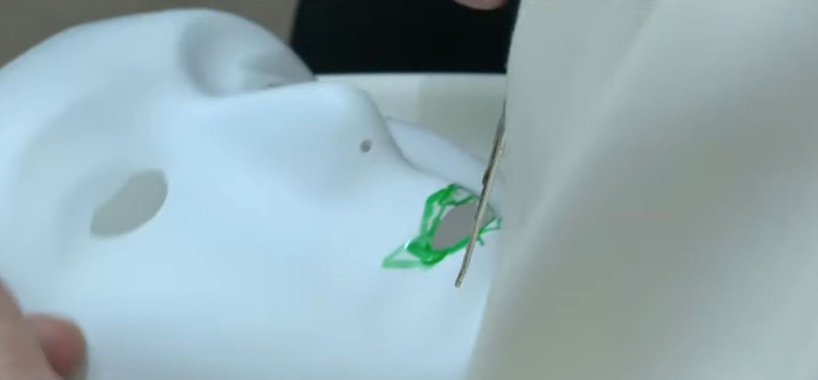 El Papa pinta una máscara