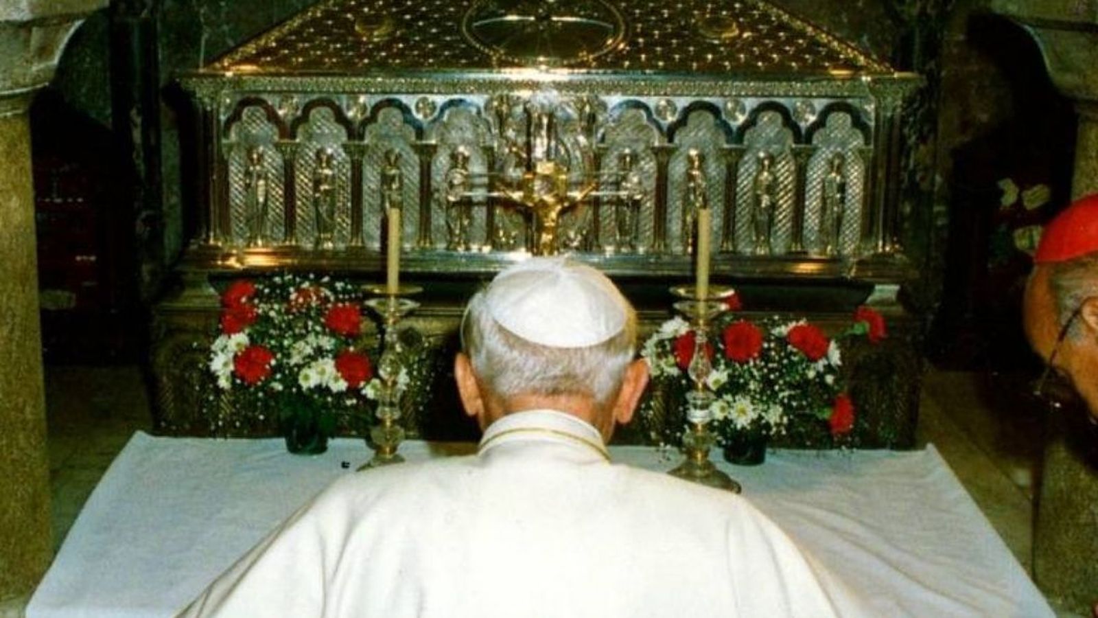 Juan Pablo II ante la tumba del apóstol Santiago